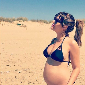 Almudena Navalón, novia de Manuel Carrasco, presume de 'tripita' en bikini