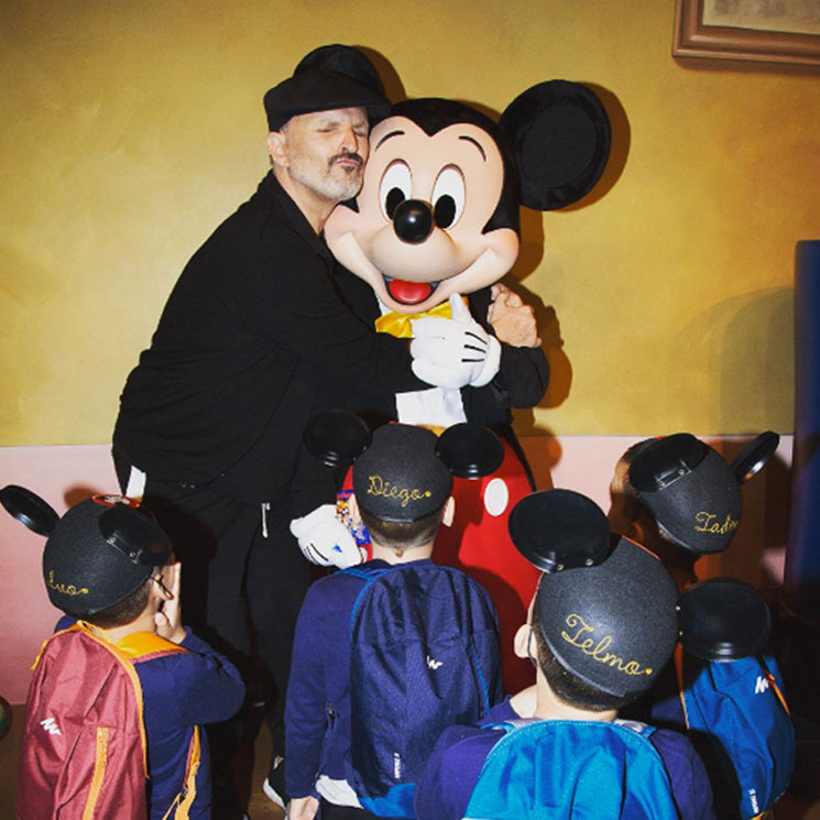 Miguel Bosé, como nunca le habíamos visto: naturalidad y diversión junto a sus hijos en Disneyland