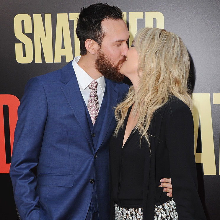 ¡Así se hace oficial un romance! Kate Hudson se come a besos a su novio en la alfombra roja