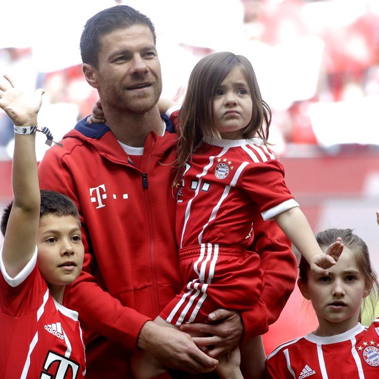 Xabi Alonso se despide del fútbol junto a sus tres hijos