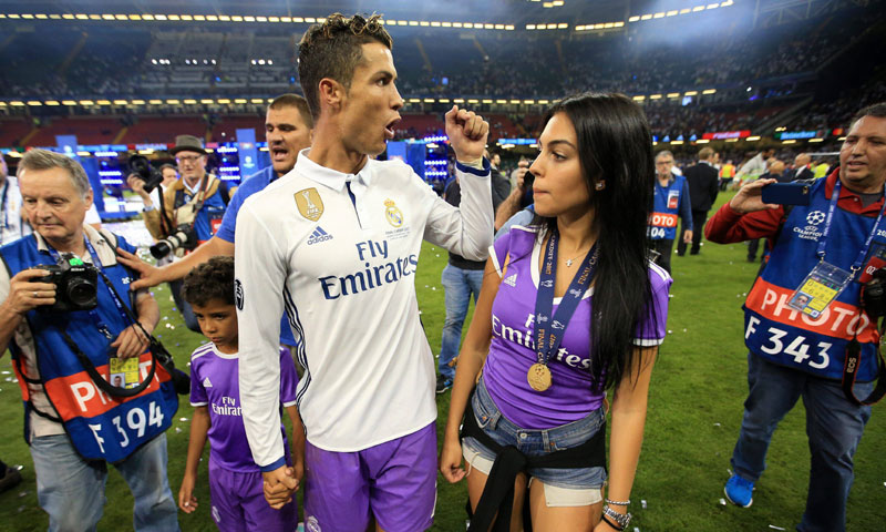 Georgina Rodríguez salta al terreno de juego en un día histórico para Cristiano Ronaldo