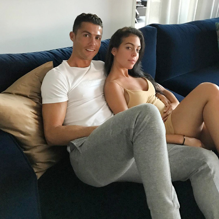 Los mellizos, su novia Georgina, su madre… Ronaldo desembarca en Ibiza con su numerosa familia