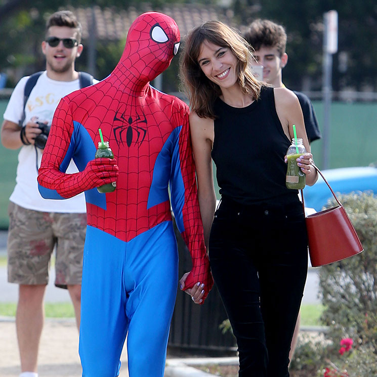 Alexa Chung protagoniza un ‘romántico paseo’ con Spiderman 