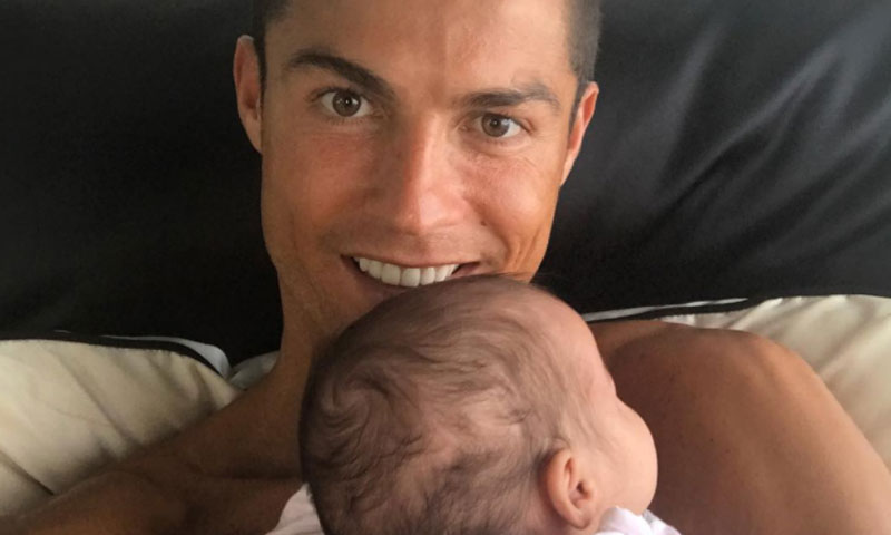 Cristiano Ronaldo posa feliz y 'bendecido' con su hija Eva