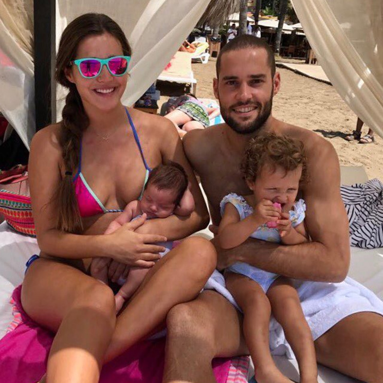 La primera foto de familia de Malena Costa y Mario Suárez: '¡Felices los cuatro!'