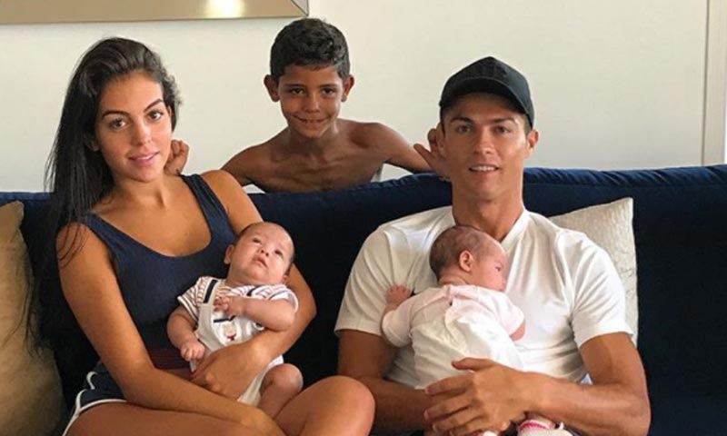 Cristiano Ronaldo comparte la primera foto de su familia al completo