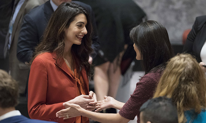 Amal Clooney vuelve al trabajo tras el nacimiento de sus mellizos