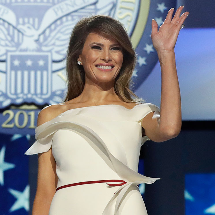 Melania Trump dona uno de sus vestidos más icónicos, ¿de cuál de trata?