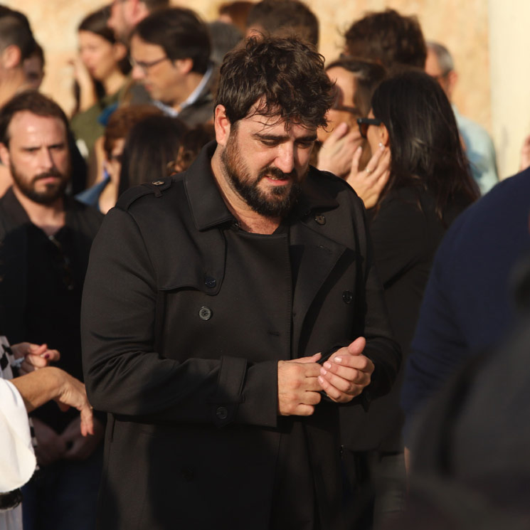 Antonio Orozco, devastado en el funeral de la madre de su hijo