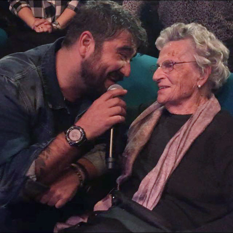 Antonio Orozco vuelve a los escenarios tras la muerte de su expareja y tiene un precioso gesto con una fan de... ¡97 años! 