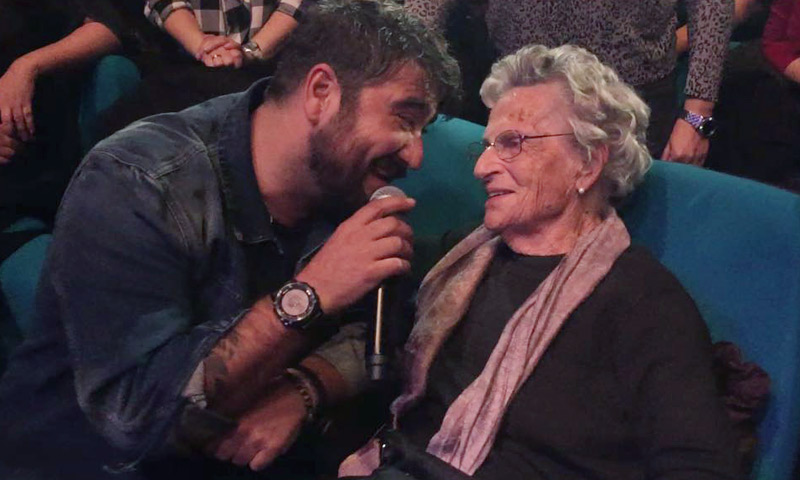 El precioso gesto de Antonio Orzco con una fan... ¡de 97 años!