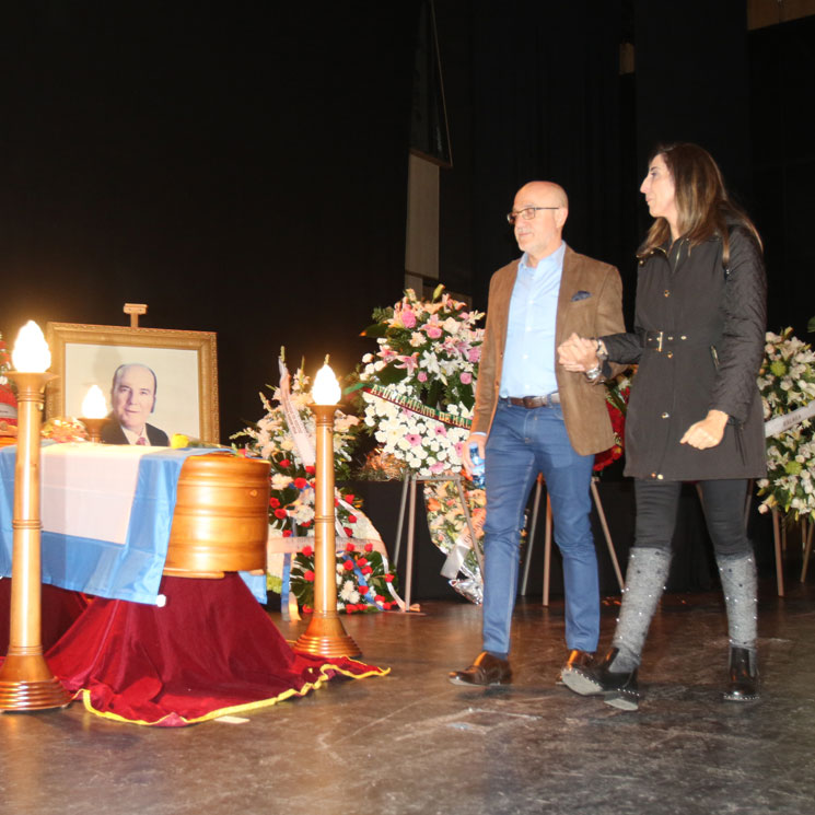 Paz Padilla y Edmundo Arrocet, muy apenados, visitan la capilla ardiente de Chiquito de la Calzada