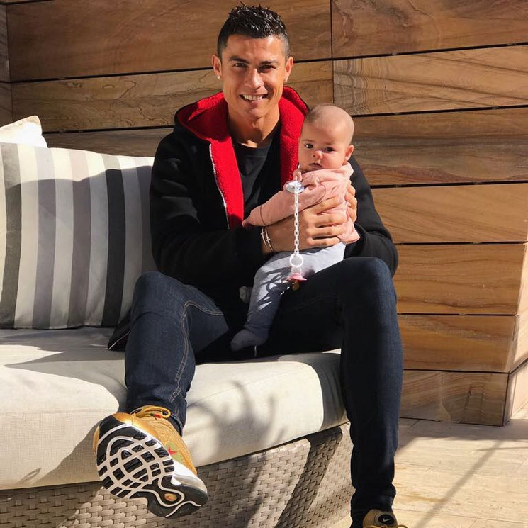 Cristiano Ronaldo presume de su hija Eva, ¡qué monada!