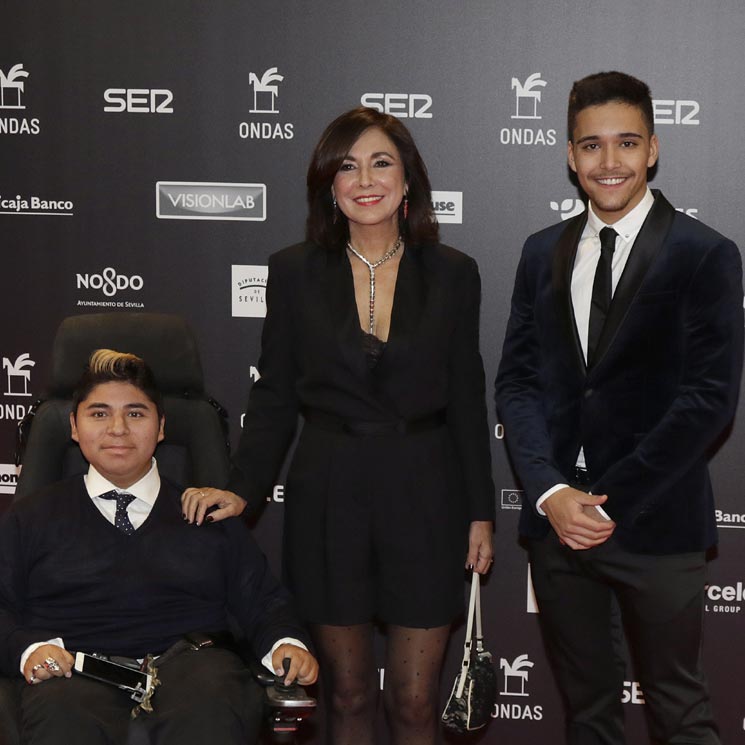 Isabel Gemio, arropada por sus dos hijos durante la entrega de los Premios Ondas