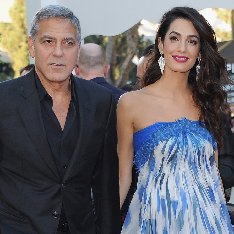 Ni te imaginas el motivo por el que George y Amal Clooney repartieron auriculares en un avión