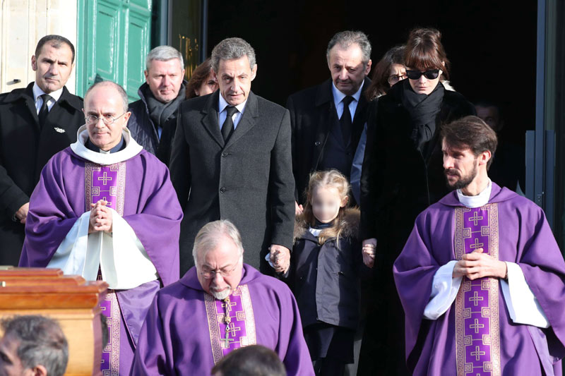 Nicolás Sarkozy, arropado por Carla Bruni y su hija en el ...