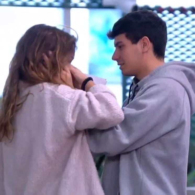 El tierno abrazo de despedida de Amaia y Alfred, de OT, antes de marcharse por Navidad