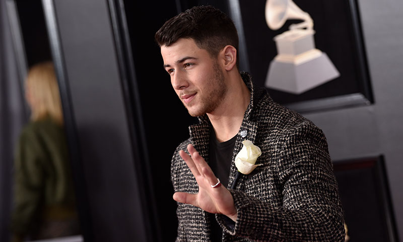 Nick Jonas en la alfombra roja de los Premios Grammy 2018