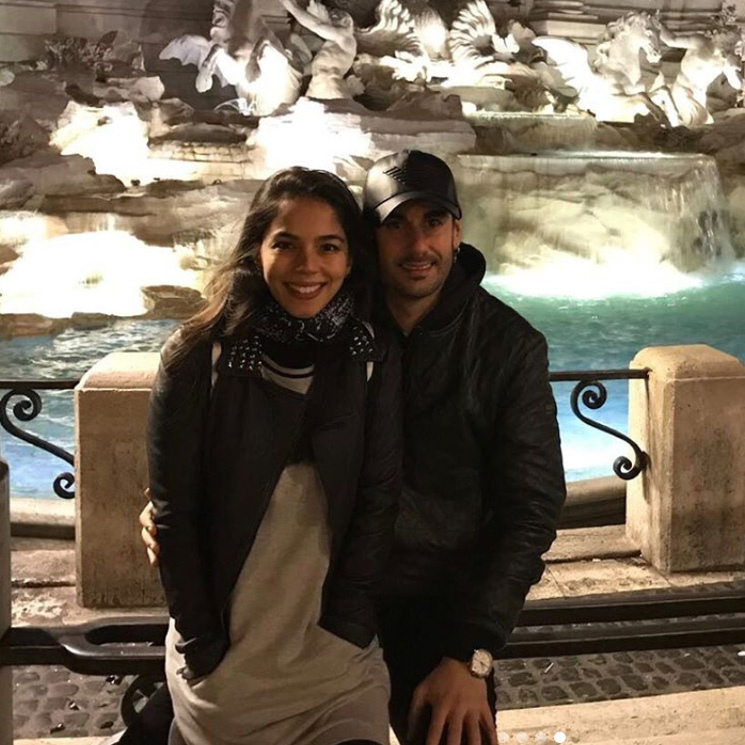 Melendi pide un deseo en la Fontana di Trevi junto a su chica, Julia Nakamatsu