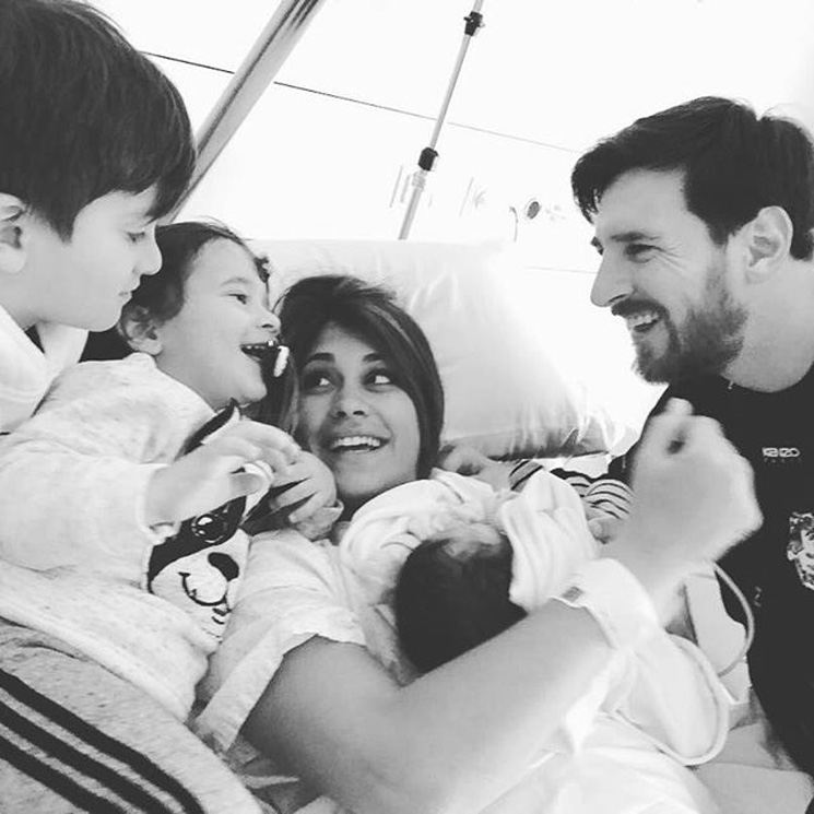 Primera foto de familia (numerosa) de Leo Messi y Antonela Roccuzzo con sus tres hijos
