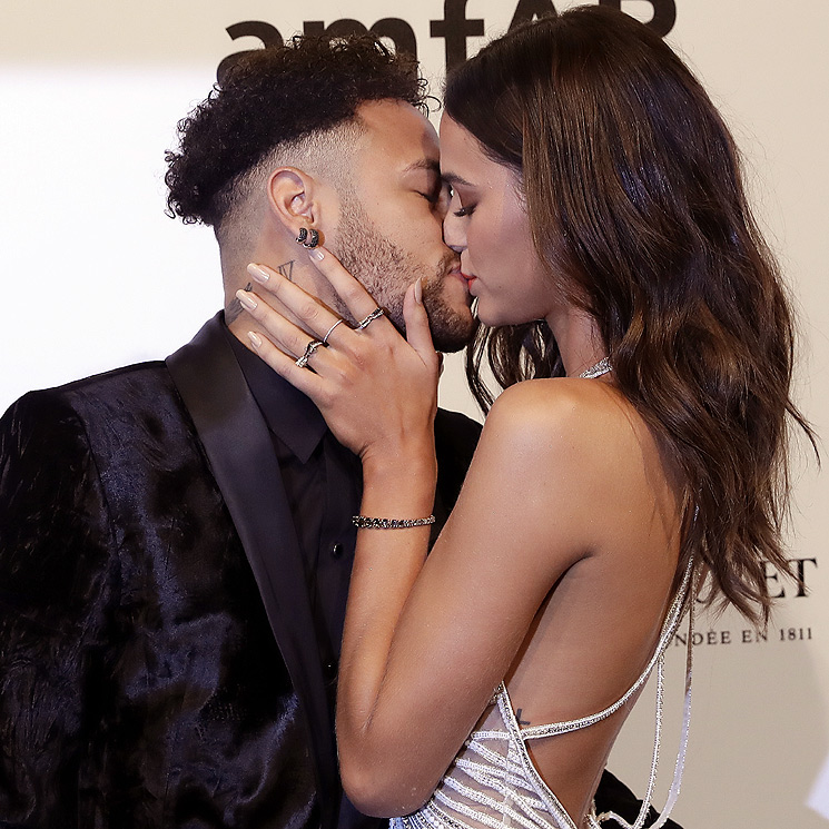 Neymar y Bruna Marquezine, presumen de amor... ¡y se comen a besos!