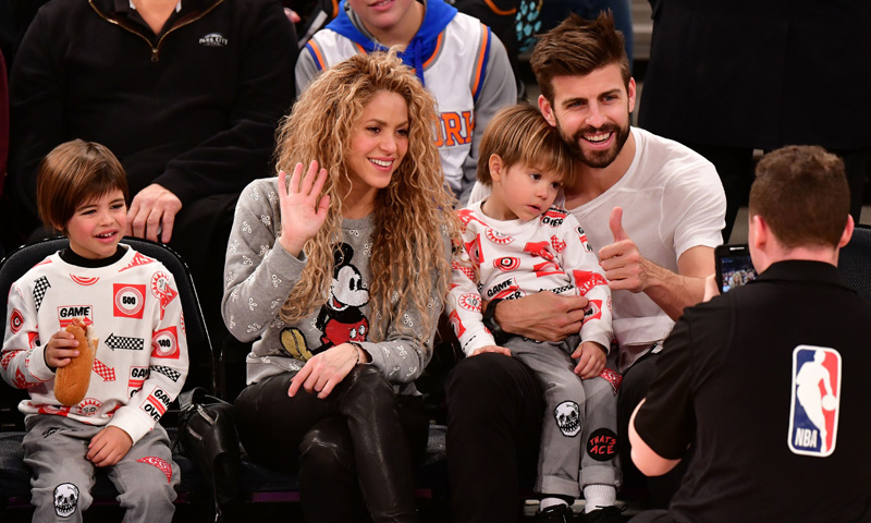 Shakira y Piqué con sus hijos