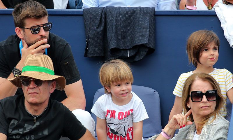 Gerard Pique En El Tenis Con Sus Hijos Milan Y Sasha