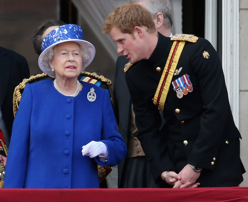 Isabel II de Inglaterra con su nieto favorito, el príncipe Harry