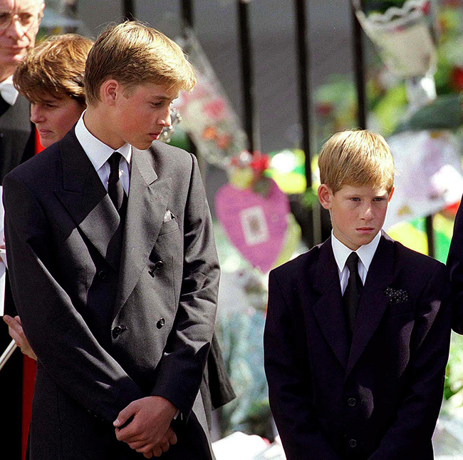 Guillermo y Harry de Inglaterra en el funeral de Diana de Gales