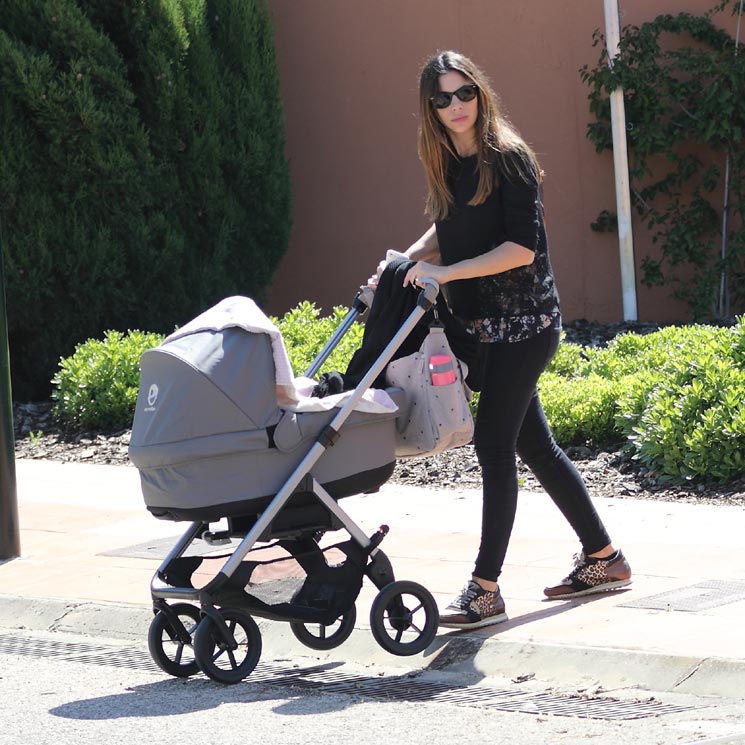 El primer paseo de Melissa Jiménez con su pequeña Abril