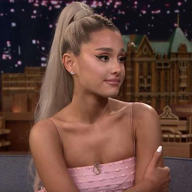 Ariana Grande, al borde del llanto en su reaparición televisiva