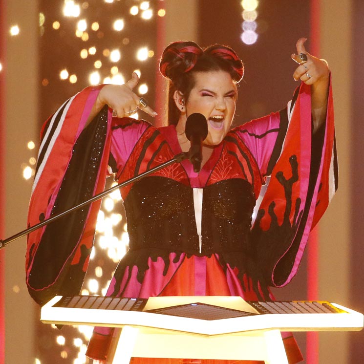 Acrobacias, un gallo inesperado y mucho fuego... ¡así arranca Eurovisión!