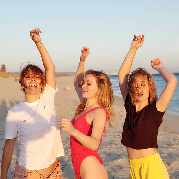 'Las chicas del cable' cambian los uniformes por bañadores y el teléfono por la playa: ¡Vacaciones!