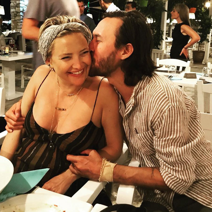 Kate Hudson luce embarazo durante sus vacaciones en familia por las islas griegas