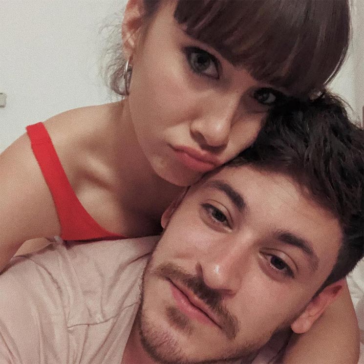 El primer beso en público de Aitana y Cepeda tras las imágenes en ¡HOLA! que confirman su relación 