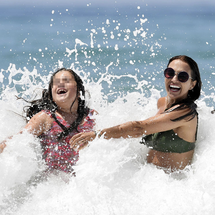 ¡Luchando contra las olas! El divertido día de playa de Paula Echevarría y su hija Daniella 
