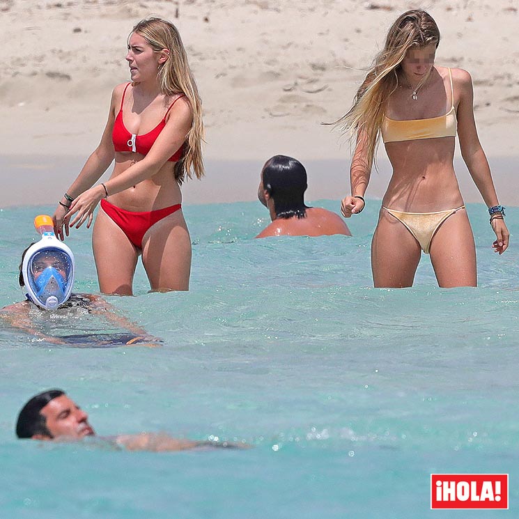 EXCLUSIVA: Luis Figo presume de hijas en las playas de Ibiza