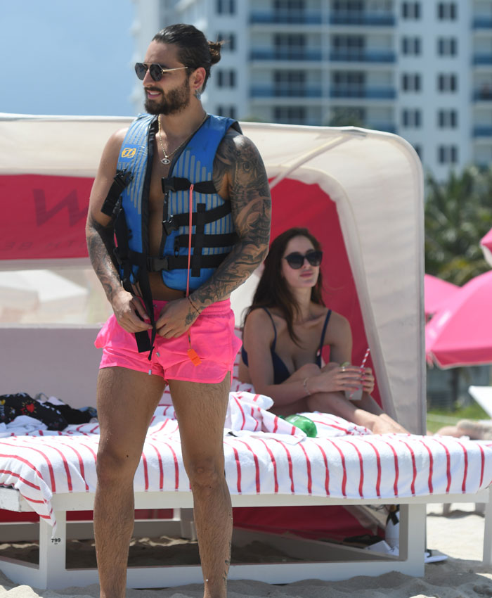 Maluma Y Su Novia Natalia Barulich Se Relajan En Las Playas De Miami