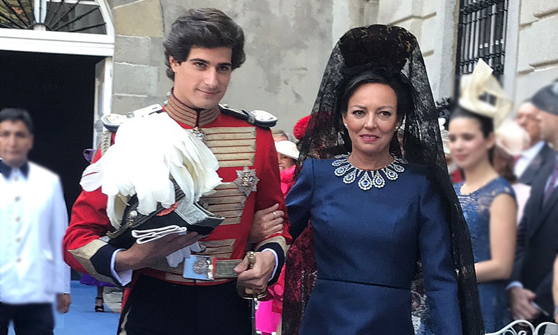 El Duque de Huéscar con su madre, madrina en el día de su boda