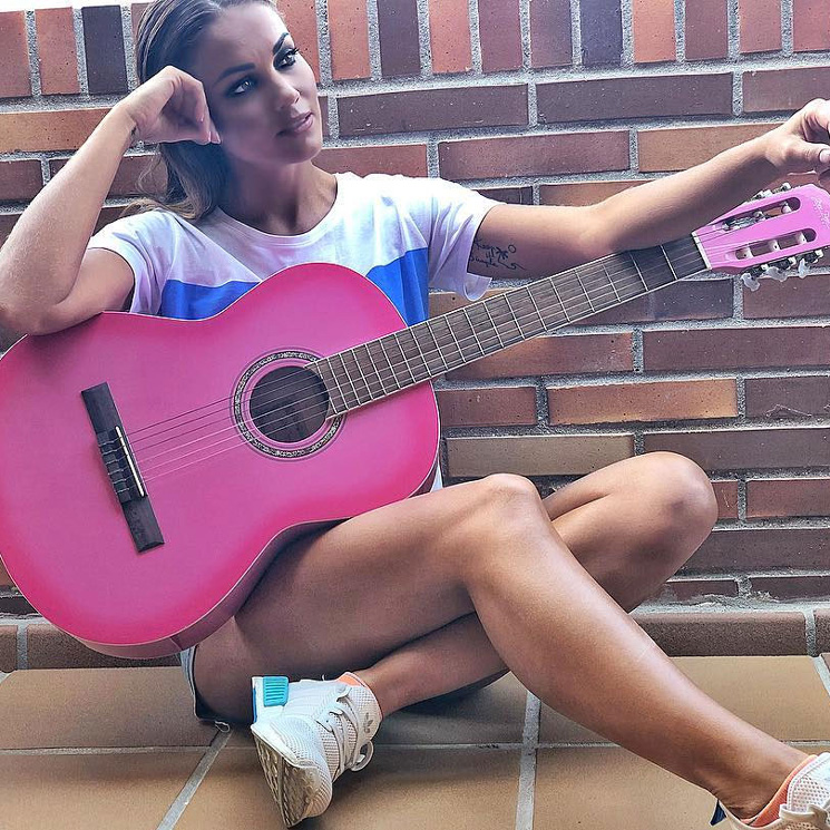 Lara Álvarez no puede parar de cantar: '¡Me van a echar de casa!'