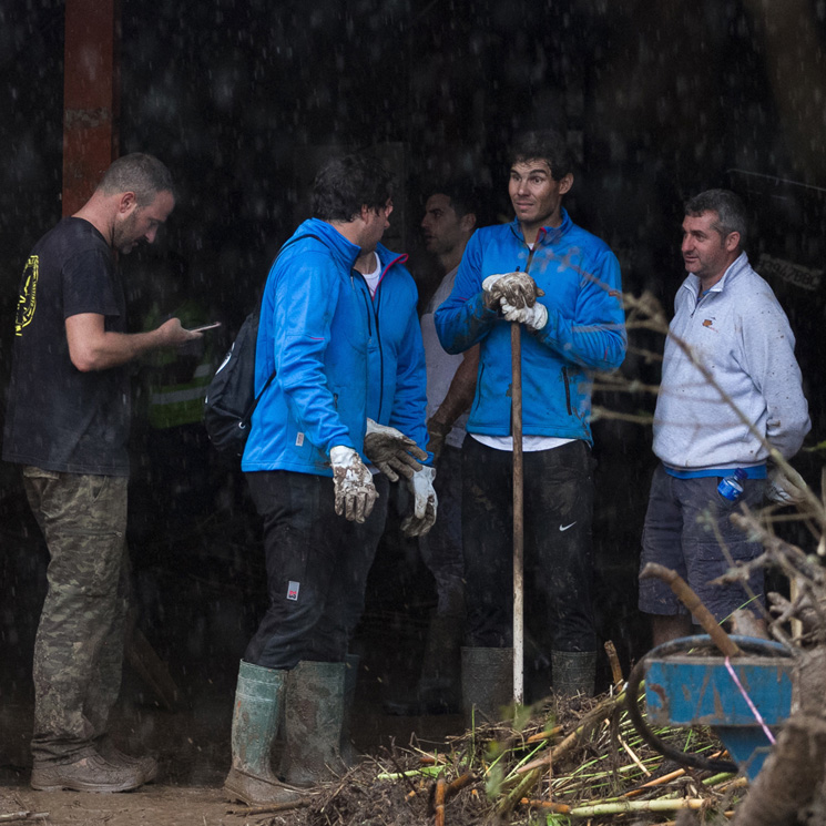 Rafa Nadal, un voluntario más en las labores de limpieza tras las inundaciones en Mallorca