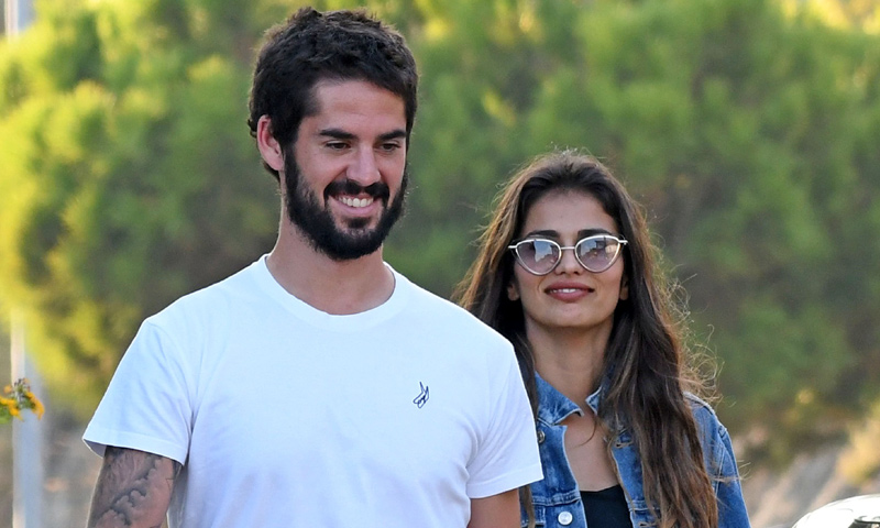 ¡Todo sonrisas! Isco Alarcón y Sara Sálamo pasean su amor por Málaga