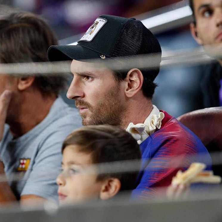 ¡Tarde de fútbol! Messi, lesionado, celebra con su hijo la victoria del Barça desde la grada