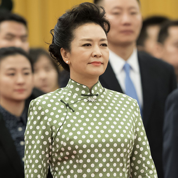 Icono de estilo y cantante folclórica: así es Peng Liyuan, la primera dama china que se reunirá con doña Letizia