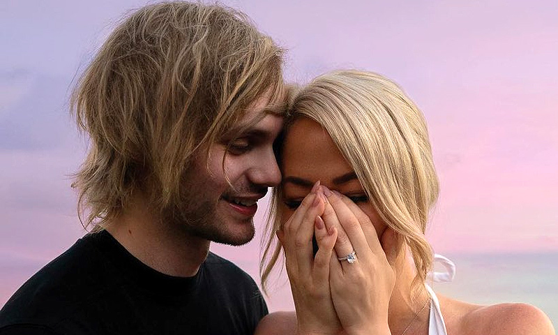 ¡En un lugar de cine! Michael Clifford, guitarrista de 5 Seconds of Summer, se ha comprometido