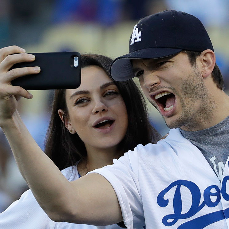 Ashton Kutcher publica su número de teléfono en twitter ¡y los fans se vuelven locos!