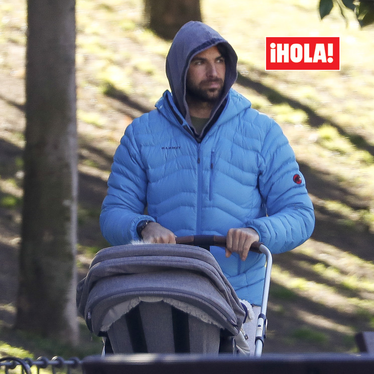 EXCLUSIVA: Cayetano Rivera y su hijo desafían las bajas temperaturas con un paseo por el parque