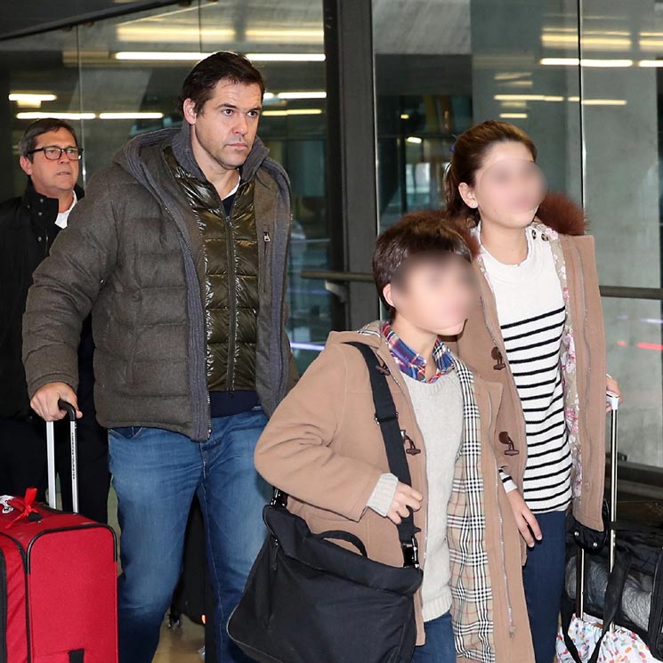 Luis Alfonso de Borbón regresa a España con sus hijos tras ser padre por cuarta vez