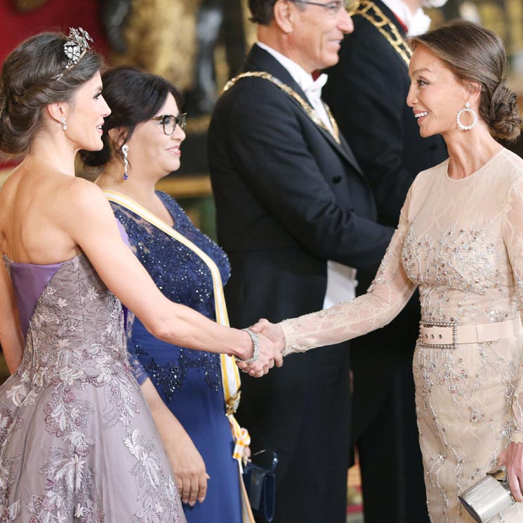 La elegancia de Isabel Preysler en su encuentro con la Reina