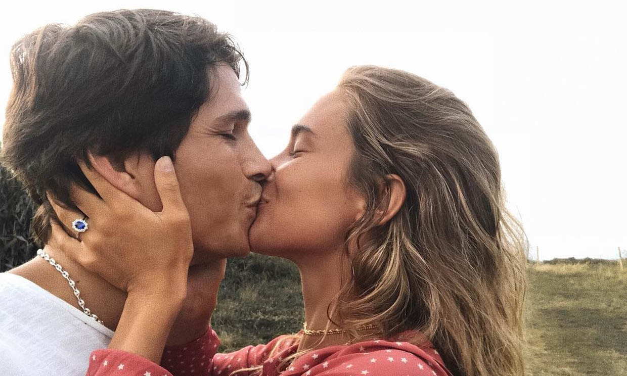 María Pombo celebra su millón de seguidores mientras su novio 'alucina'